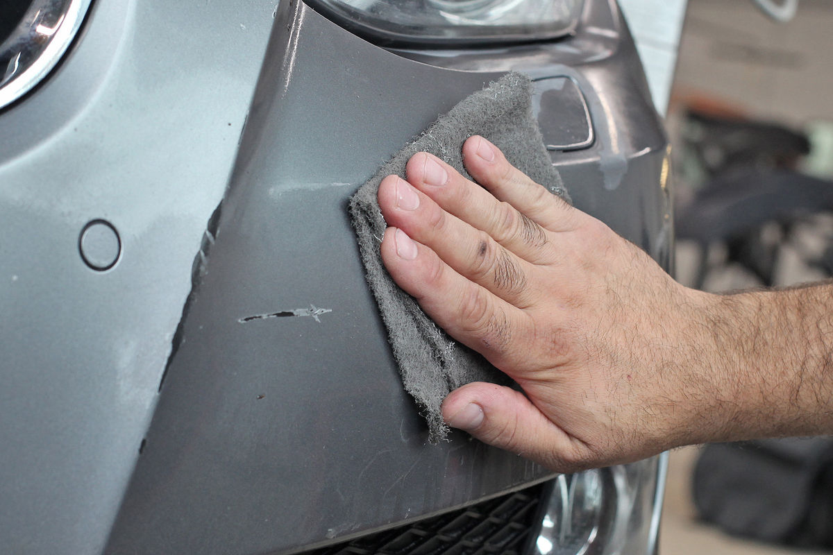 Bearbeitung eines Lackschadens im Smart Repair